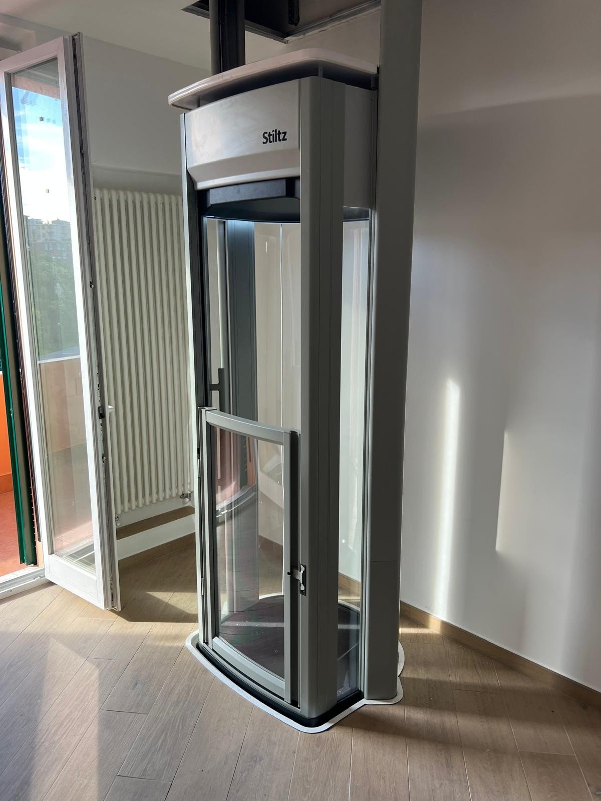 Elegant mini ascensore installato in salotto moderno