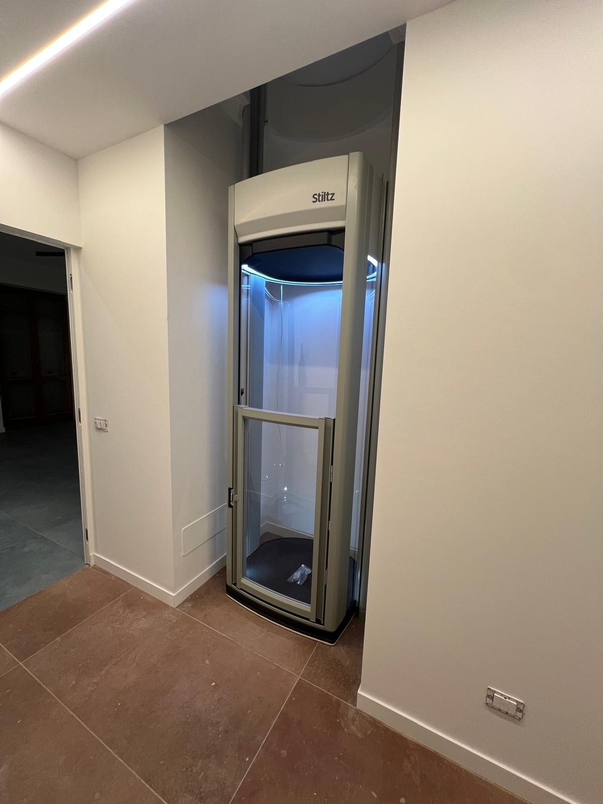Elegant mini ascensore installato in nicchia moderna con illuminazione LED