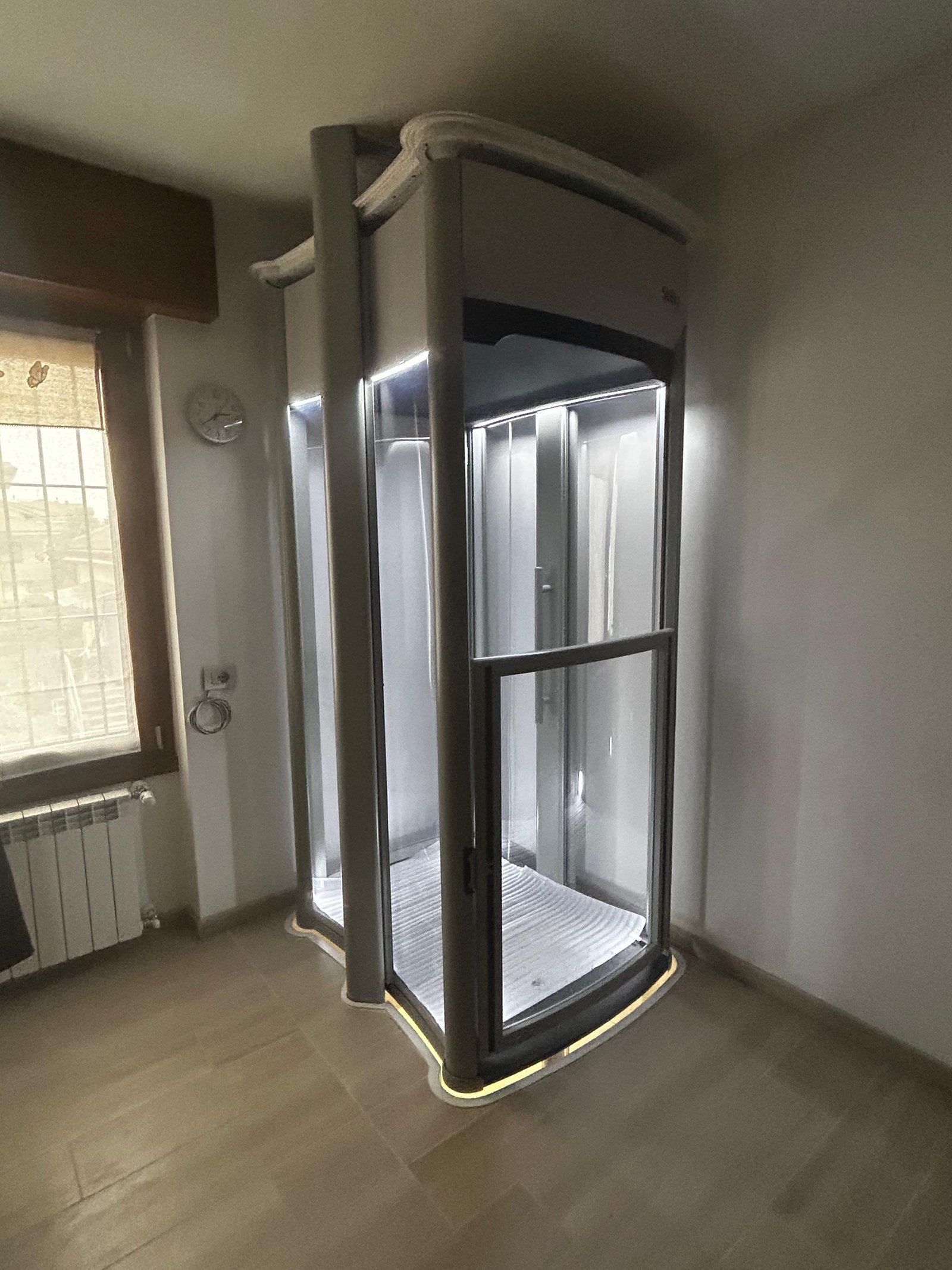 Elegant Trio mini ascensore scuro installato in abitazione classica