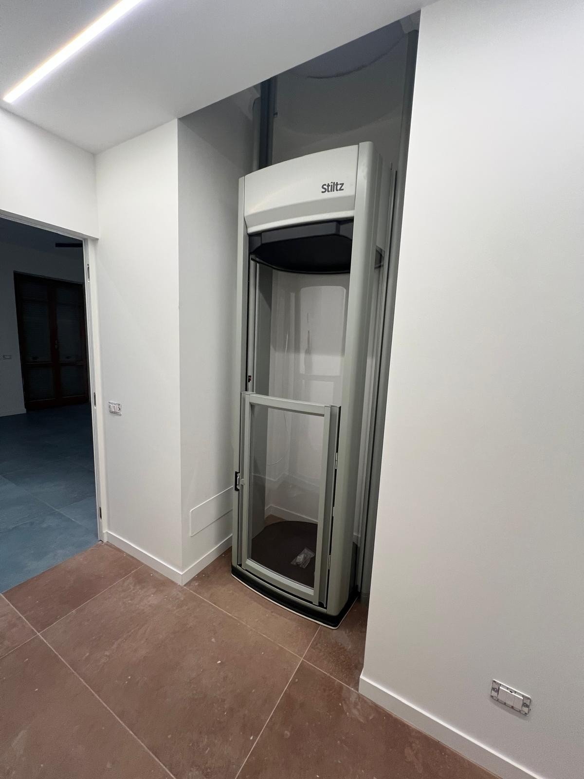 Elegant mini ascensore installato in nicchia moderna