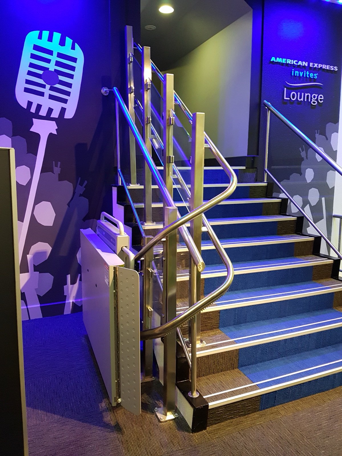 Luxor montascale a pedana in American Express Lounge con scala illuminata