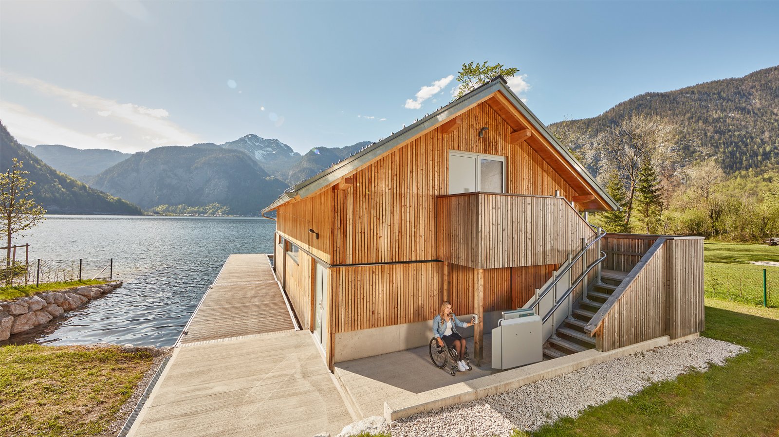 Luxor montascale a pedana installato in chalet sul lago con panorama alpino