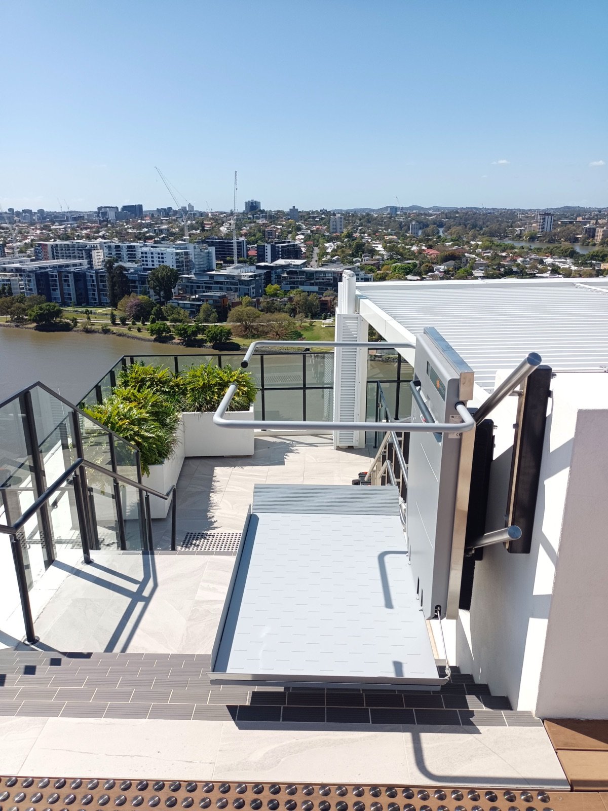 Luxor montascale a pedana su terrazza moderna con vista città