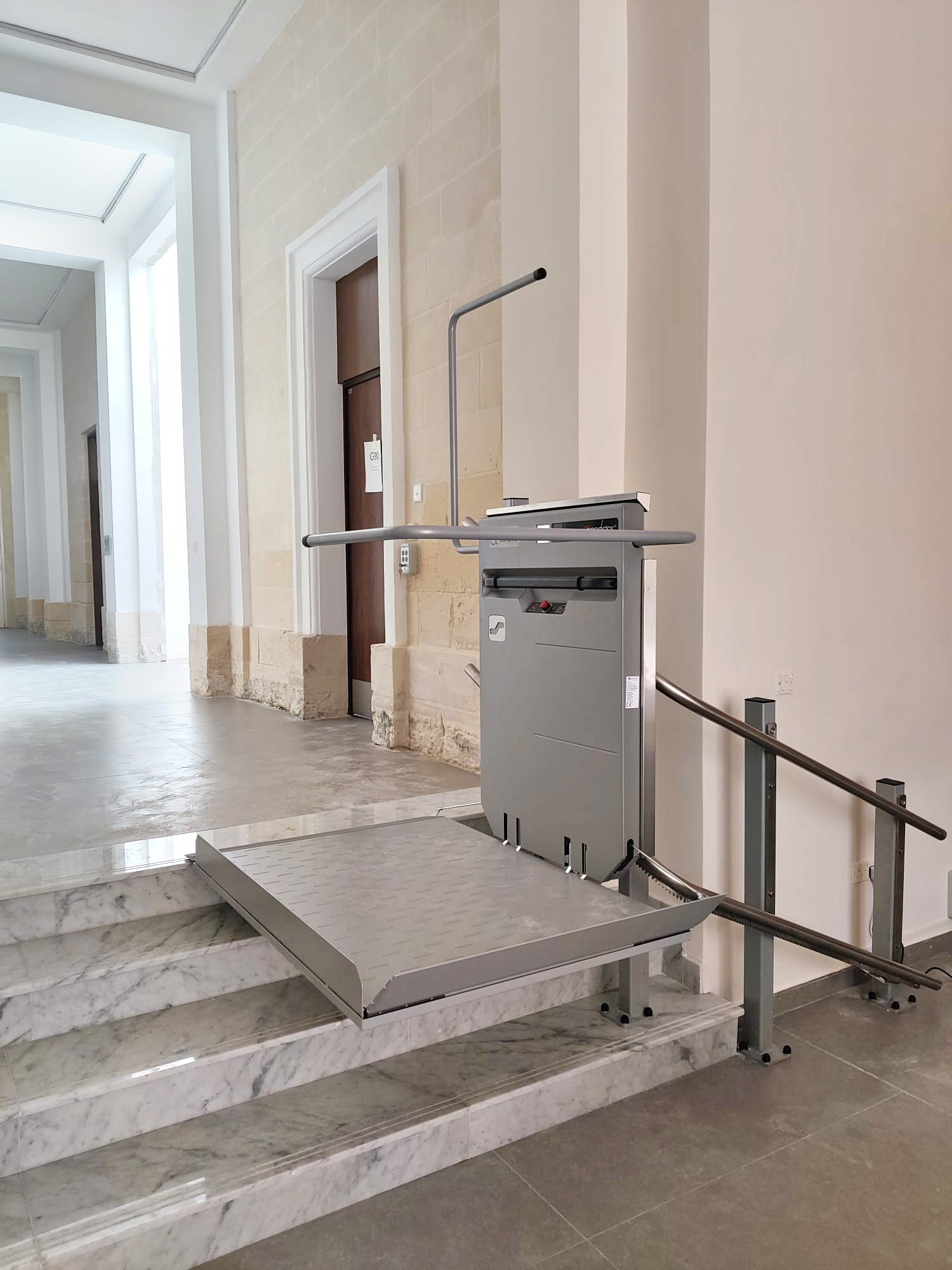 Luxor montascale a pedana installato in palazzo storico con marmo