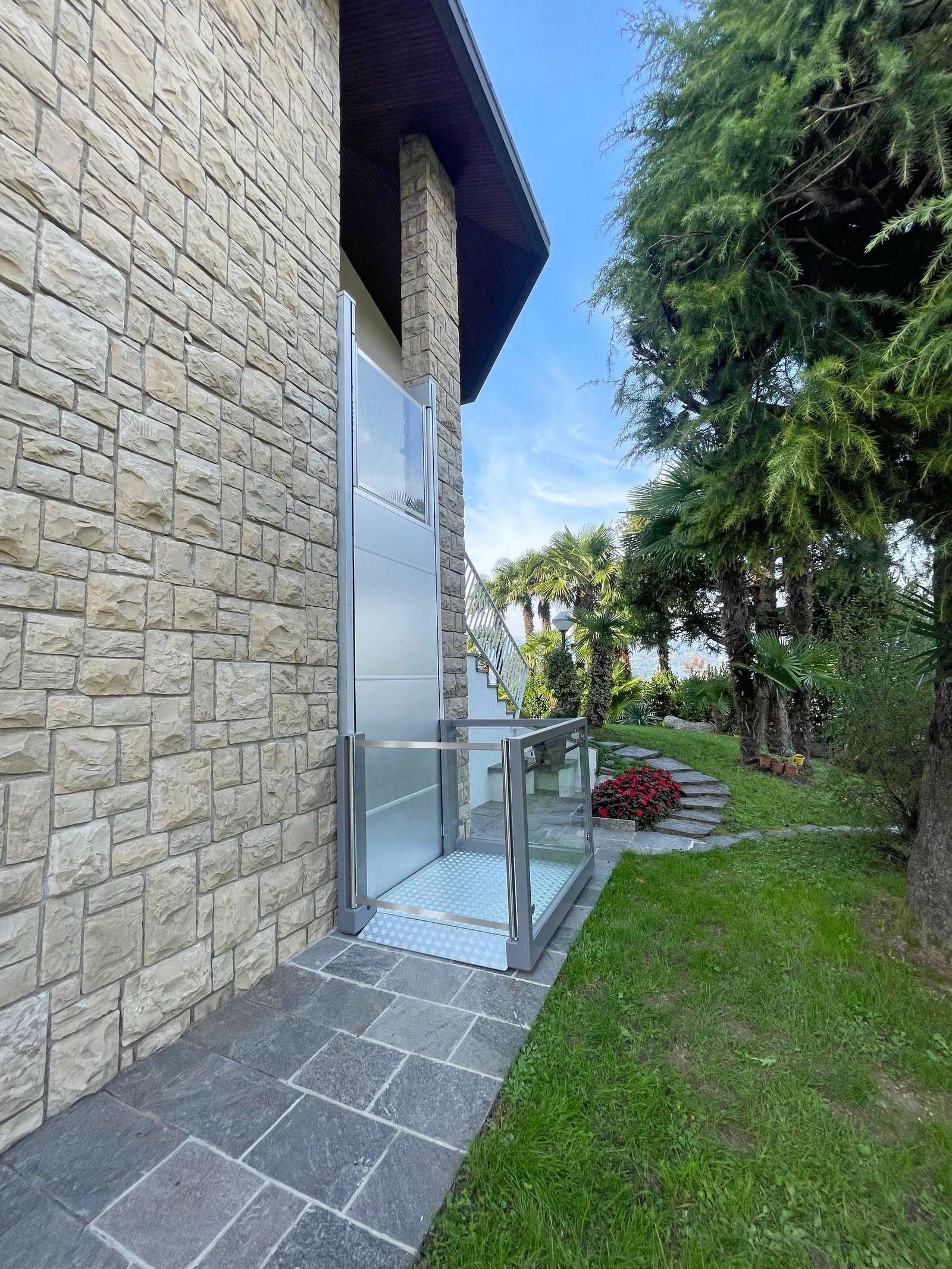 Una Porte installazione esterna su casa in pietra