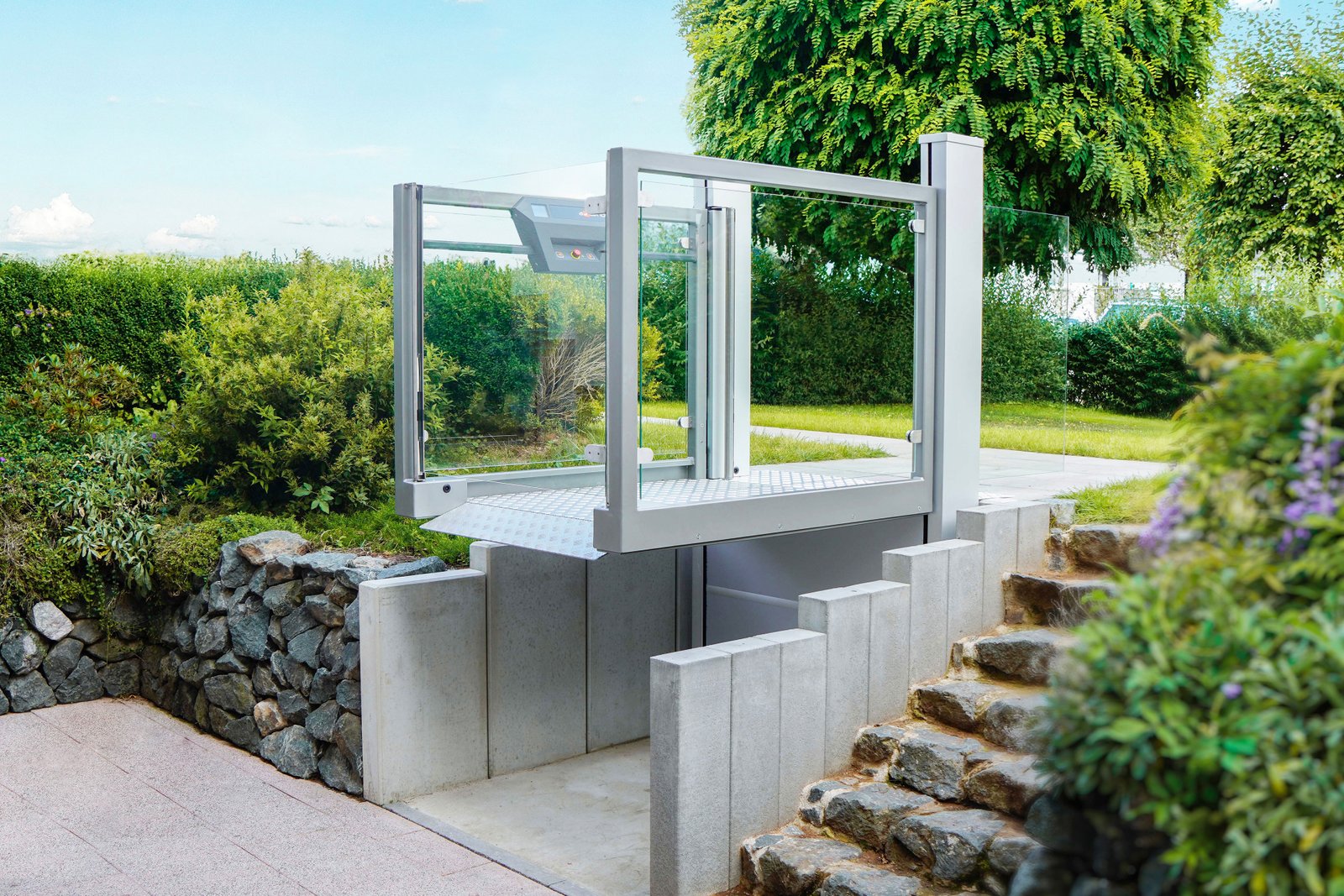 Una Porte installazione giardino esterno