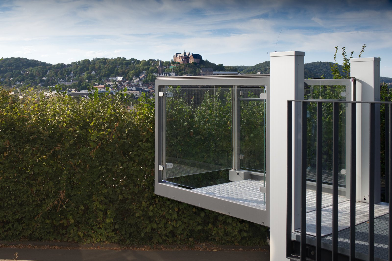 Una Porte installazione con vista sul paesaggio